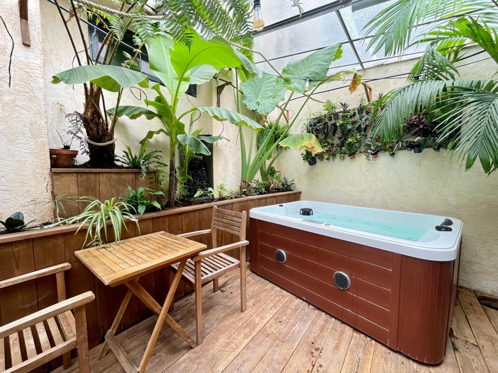 Myinsolite - Cocon Tropical, Jacuzzi, Enigme * Vauvert