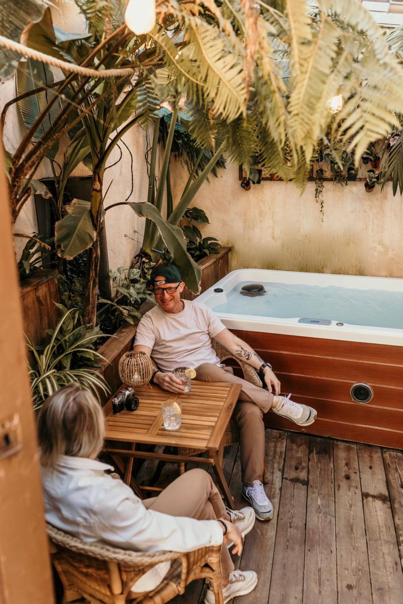 Myinsolite - Cocon Tropical, Jacuzzi, Enigme *